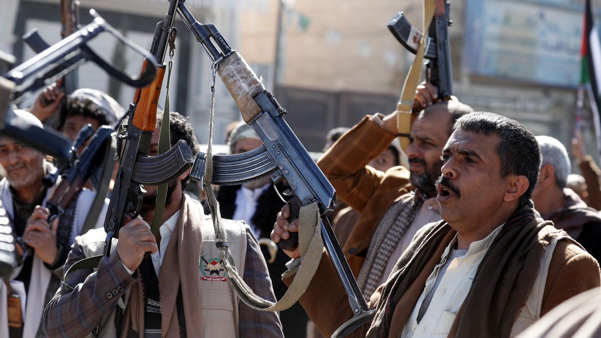 Houthis mobilize more fighters amid escalating attacks on Red Sea shipping
epa11070044 Newly-recruited members of the Houthis' popular army hold up their weapons during a gathering at the end of a military training, in Sana'a, Yemen, 11 January 2024. Yemen's Houthis top leader Abdul-Malik Al-Houthi has warned in a televised address on 11 January that any US military operation against his movement will never go unanswered, two days after the Houthis launched a large-scale missile and drone attack against international shipping lanes in the Red Sea, in response to a previous US Navy attack on Houthi boats in the Red Sea that killed 10 Houthi fighters on 31 December 2023. The US Department of Defense had announced in December 2023 a multinational operation to safeguard trade and to protect ships in the Red Sea amid the recent escalation in Houthi attacks. The Houthis have vowed to attack Israeli-bound ships and prevent them from navigating in the Red Sea and the Bab al-Mandab Strait in retaliation for Israel's airstrikes on the Gaza Strip.  EPA/YAHYA ARHAB 
Dostawca: PAP/EPA.
YAHYA ARHAB