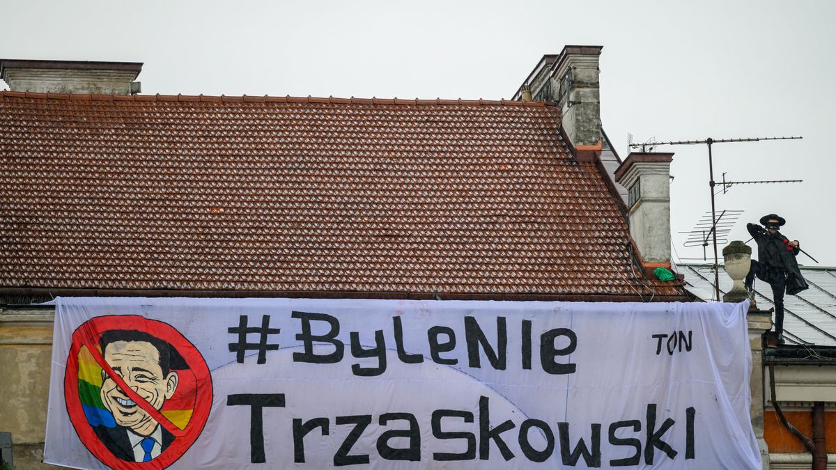 Transparent przeciwnik�w Rafa�a Trzaskowskiego
Tarn�w, 22.05.2025. Wybory prezydenta RP - kampania przed II tur�. Transparent przeciwnik�w kandydata KO w wyborach prezydenta RP, prezydenta Warszawy Rafa�a Trzaskowskiego podczas spotkania z w Tarnowie, 22 bm.  (ad) PAP/Pawe� Topolski
Pawe� Topolski
kampania, polityk, polityka, prezydencka, prezydenckie, wyborcza, wybory