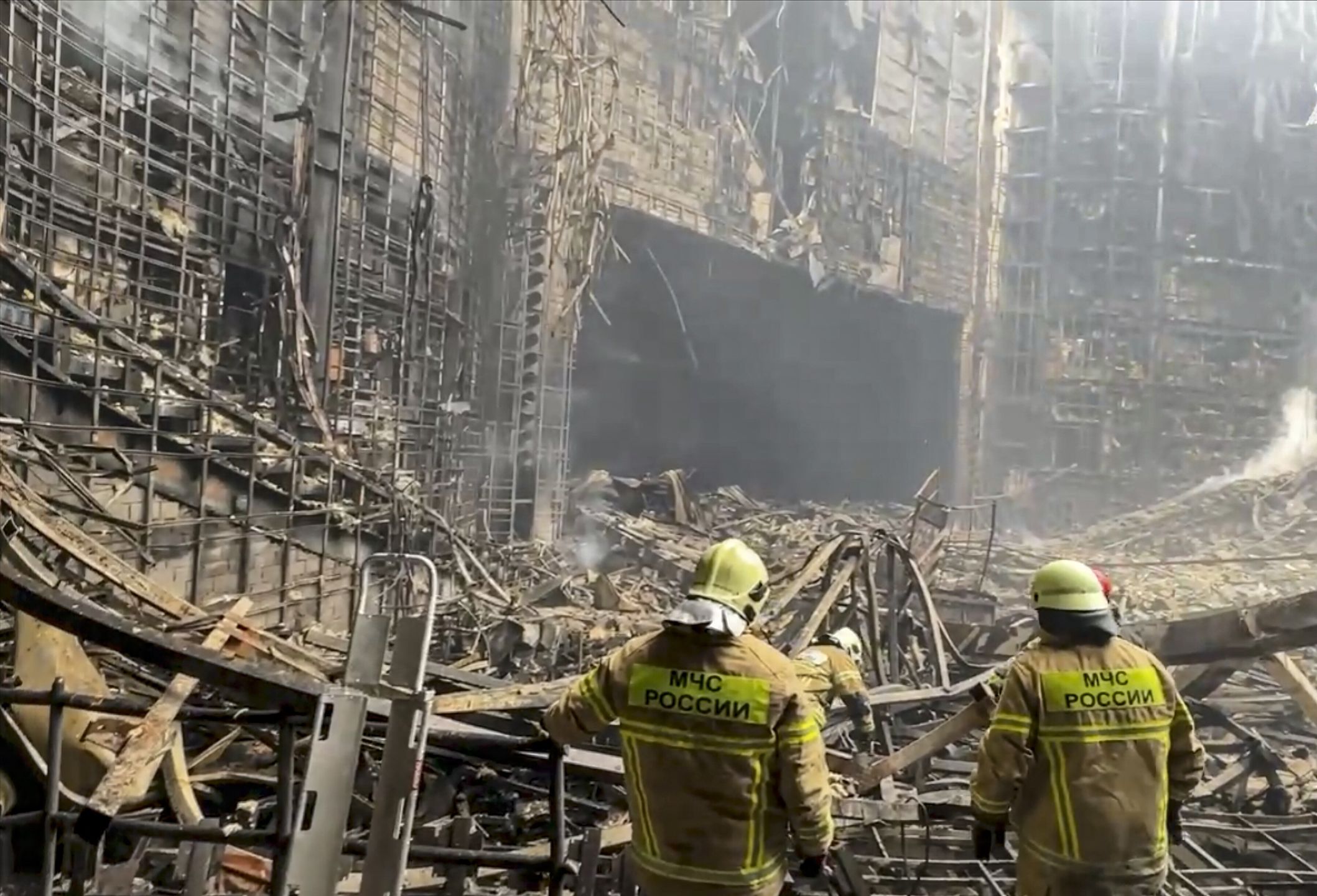 A handout still image taken from handout video provided by the Russian Investigative Committee press-service shows rescuers working inside the burned Crocus City Hall concert venue following a terrorist attack in Krasnogorsk, outside Moscow, Russia, 23 March 2024. On 22 March, a group of up to five gunmen attacked the Crocus City Hall in the Moscow region, Russian emergency services said. According to the latest data from the Russian Investigative Committee, 133 people died and more than 100 were hospitalized. On the morning of March 23, the director of the Russian FSB, Alexander Bortnikov, reported to Russian President Vladimir Putin about the detention of 11 people, including all four terrorists directly involved in the terrorist attack. EPA/RUSSIAN INVESTIGATIVE COMMITEE H HANDOUT HANDOUT EDITORIAL USE ONLY/NO SALES HANDOUT EDITORIAL USE ONLY/NO SALES Dostawca: PAP/EPA.