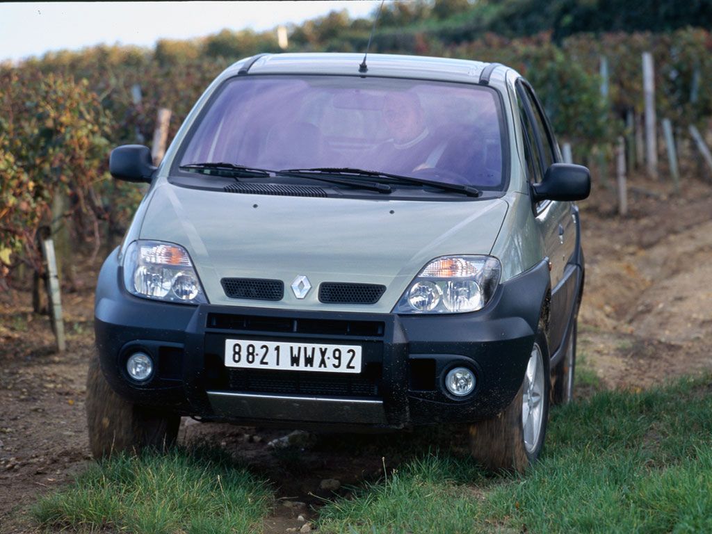 Renault Scenic RX4 to teoretycznie najbardziej sensowny crossover w historii - nie dość, że terenowy to jeszcze funkcjonalny.