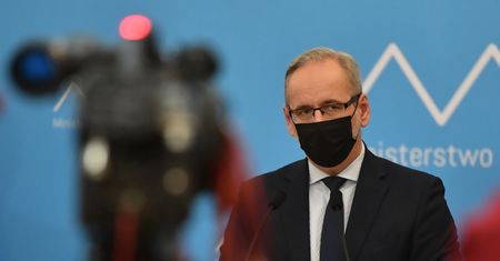 Nowe obostrzenia w miesiącu gorącym dla handlu. Branża: "Mogą zapobiec zachorowaniom i to jest najważniejsze"