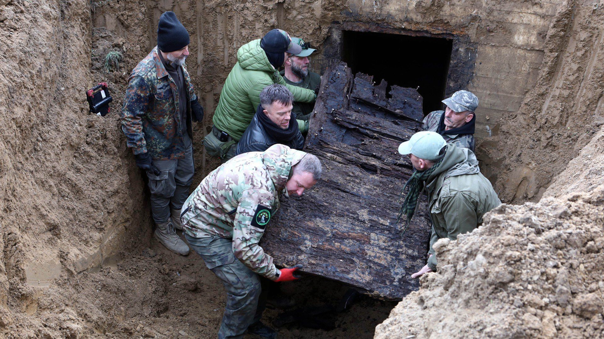 Wejścia do schronu strzegły drewniane, ciężkie drzwi. Składały się z trzech warstw drewna pokrytego smołą, aby nie uległy zniszczeniu. 