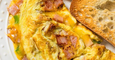 Na weekendowe śniadanie serwuję słynny amerykański omlet. Bije na głowę zwykłą jajecznicę