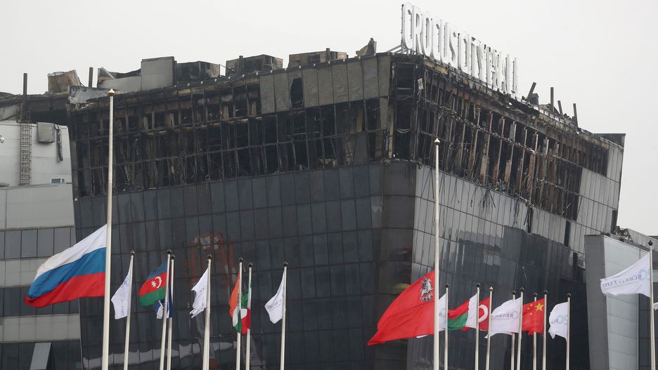 A view on the Crocus City Hall concert venue following a terrorist attack in Krasnogorsk, outside Moscow, Russia, 24 March 2024. Russia observes a day of national mourning for the victims of the terrorist attack in Crocus City Hall in Krasnogorsk. On 22 March, a group of gunmen attacked the Crocus City Hall in the Moscow region, Russian emergency services said. According to the latest data from the Russian Investigative Committee, 152 people died and more than 100 were hospitalized. On the morning of 23 March, the director of the Russian FSB, Alexander Bortnikov, reported to Russian President Vladimir Putin about the detention of 11 people, including all four terrorists directly involved in the terrorist attack. EPA/MAXIM SHIPENKOV Dostawca: PAP/EPA.