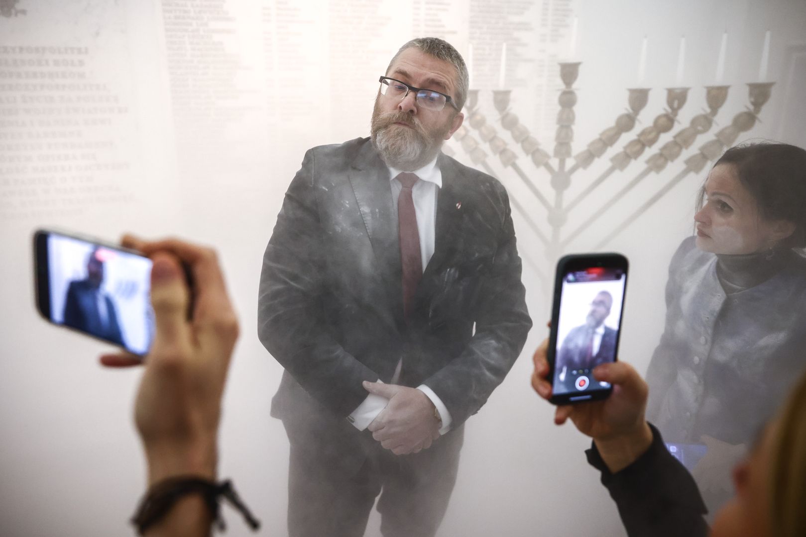 W grudniu 2023 r. Grzegorz Braun w Sejmie zgasił świece chanukow