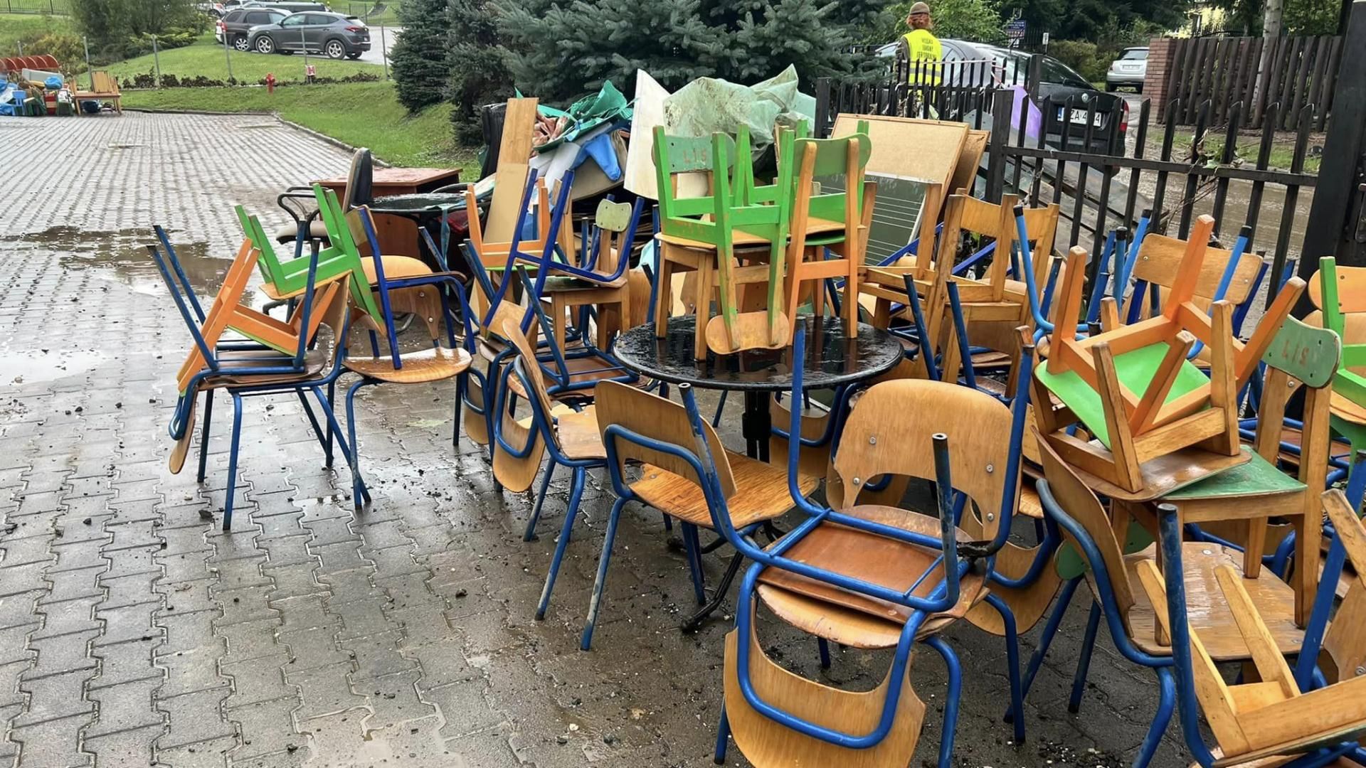 Ławki wyniesione z zalanej szkoły i przedszkola 