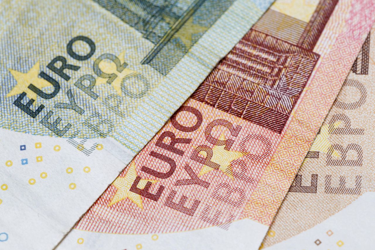 Polacy nie chcą euro. Wiadomo, ile brakuje do przyjęcia innej waluty
