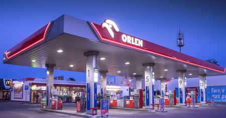 Orlen dał rabat na paliwo. Dziennikarz wylicza pułapki promocji Obajtka