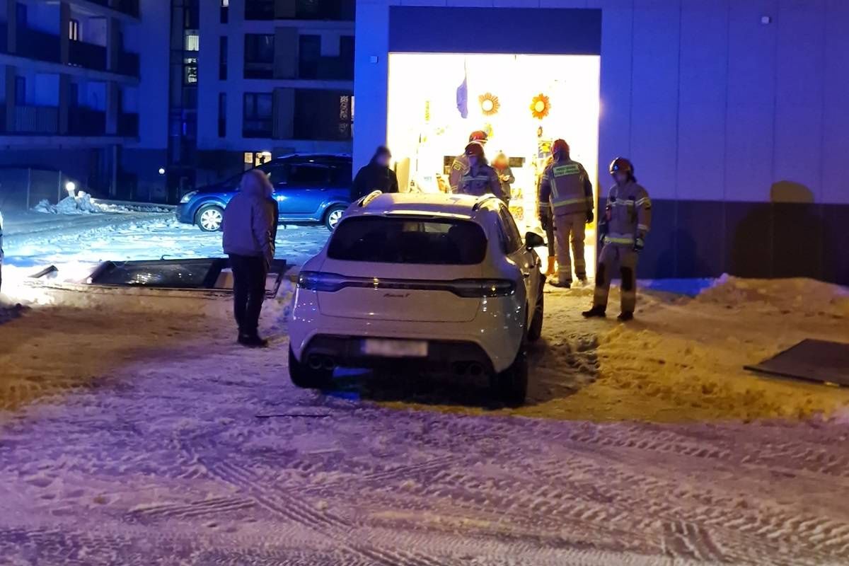 Porsche przed żłobkiem