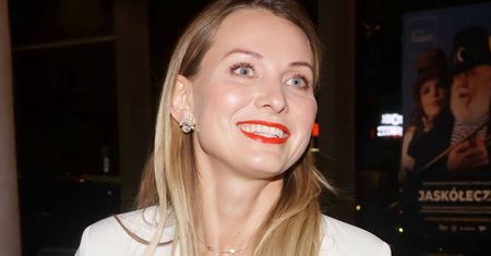 Opalona Joanna Moro i jej uwodzicielski taniec na plaży. Chwali się figurą w bikini
