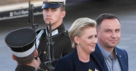 Agata Duda oglądała mecz polskiej reprezentacji w koszulce "Red is bad"