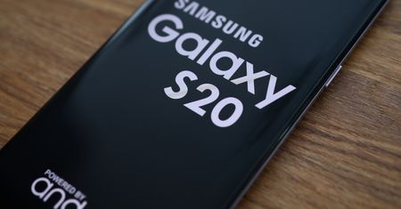 Samsung Galaxy S20 nie jest zbyt drogi. Według GUS, wystarczy średnie wynagrodzenie