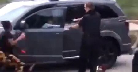 Wstrząsające nagranie. Policjant strzelał do mężczyzny na oczach dzieci