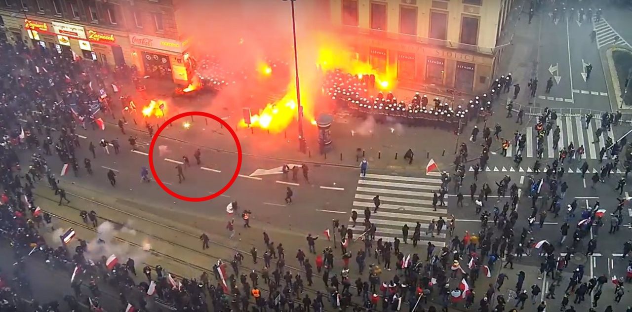 Marsz Niepodległości. Policja i demonstranci. Moment postrzelenia fotoreportera Tomasza Gutrego