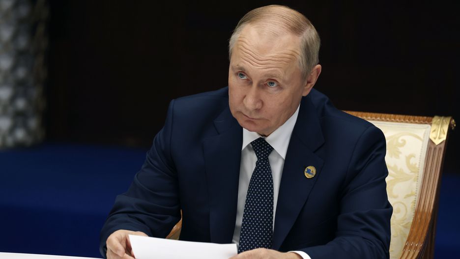 Władimir Putin, po kolejnych klęskach na froncie, musi walczyć na Kremlu z różnymi frakcjami, które forsują własne scenariusze wojny.