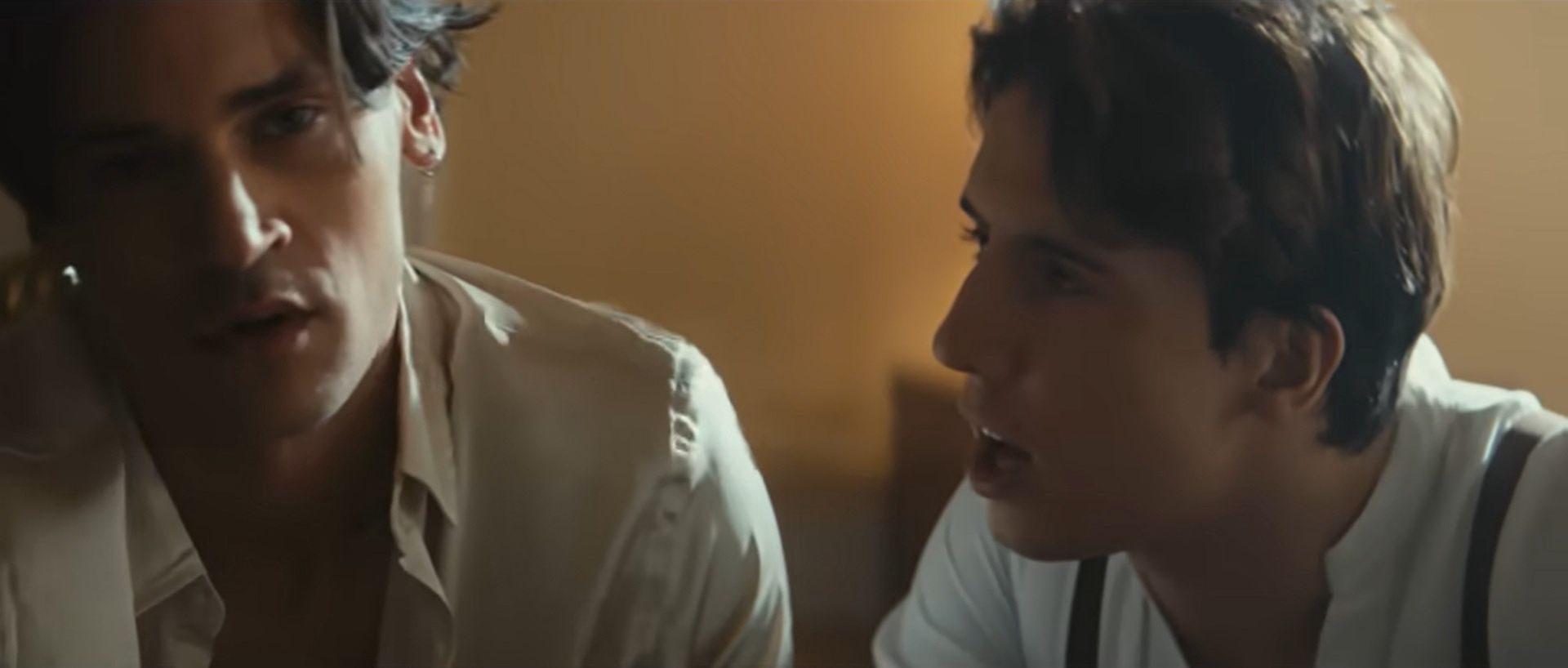 Michał Kot w teledysku do utworu "Bez ciebie"