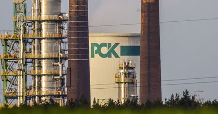 Ropa Putina płynęła dalej mimo sankcji. UE wskazuje winnego