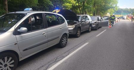 Buczek: Rozbite auta i nieprzytomna pasażerka. Ona ruszyła z pomocą