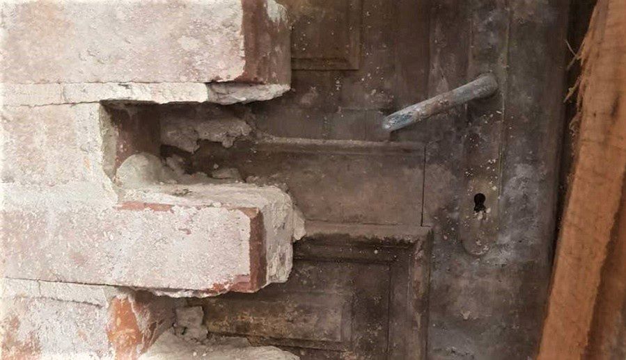 Remontowali kamienicę. Odkryli zamurowane drzwi. "Skarb"