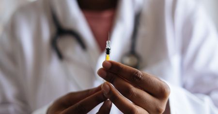Szczepionka Pfizer na koronawirusa. Kiedy faktycznie będzie dostępna?
