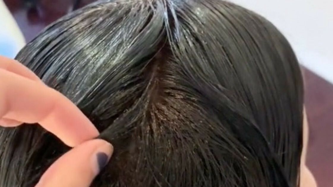 Kiedy Rachel Maroun rozchyliła włosy klientki, oniemiała