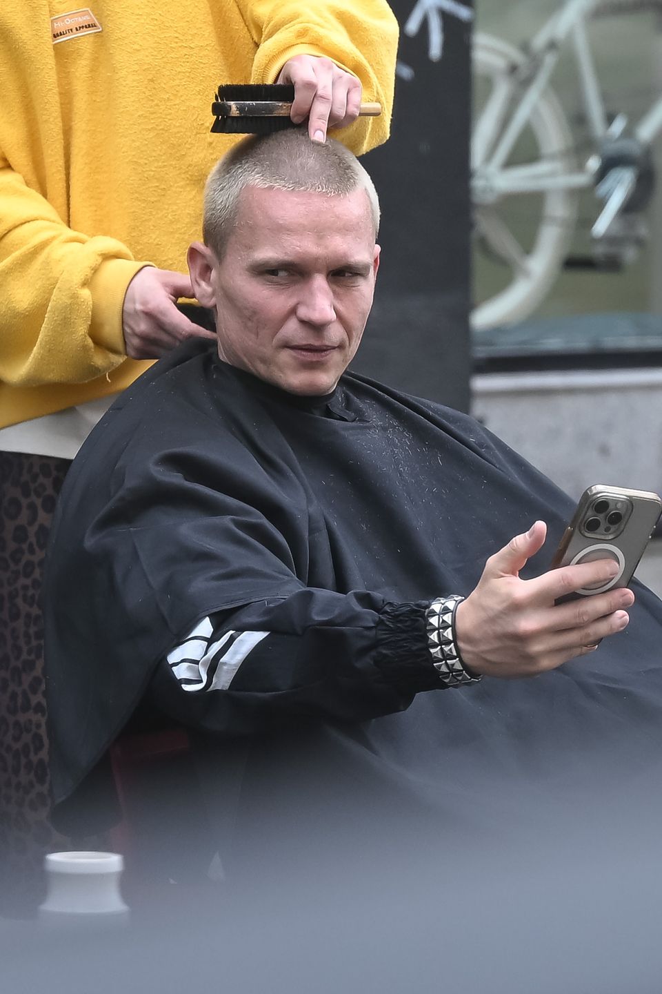 Bart Pniewski goli włosy na ulicy
