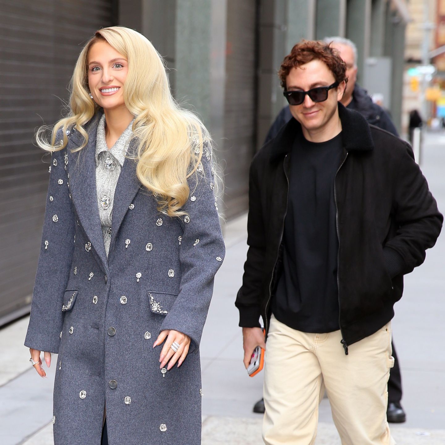 Meghan Trainor macha do fanów z mężem