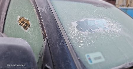 Skrobaczka z metalowym ostrzem. Kierowcy boją się, że porysuje szybę