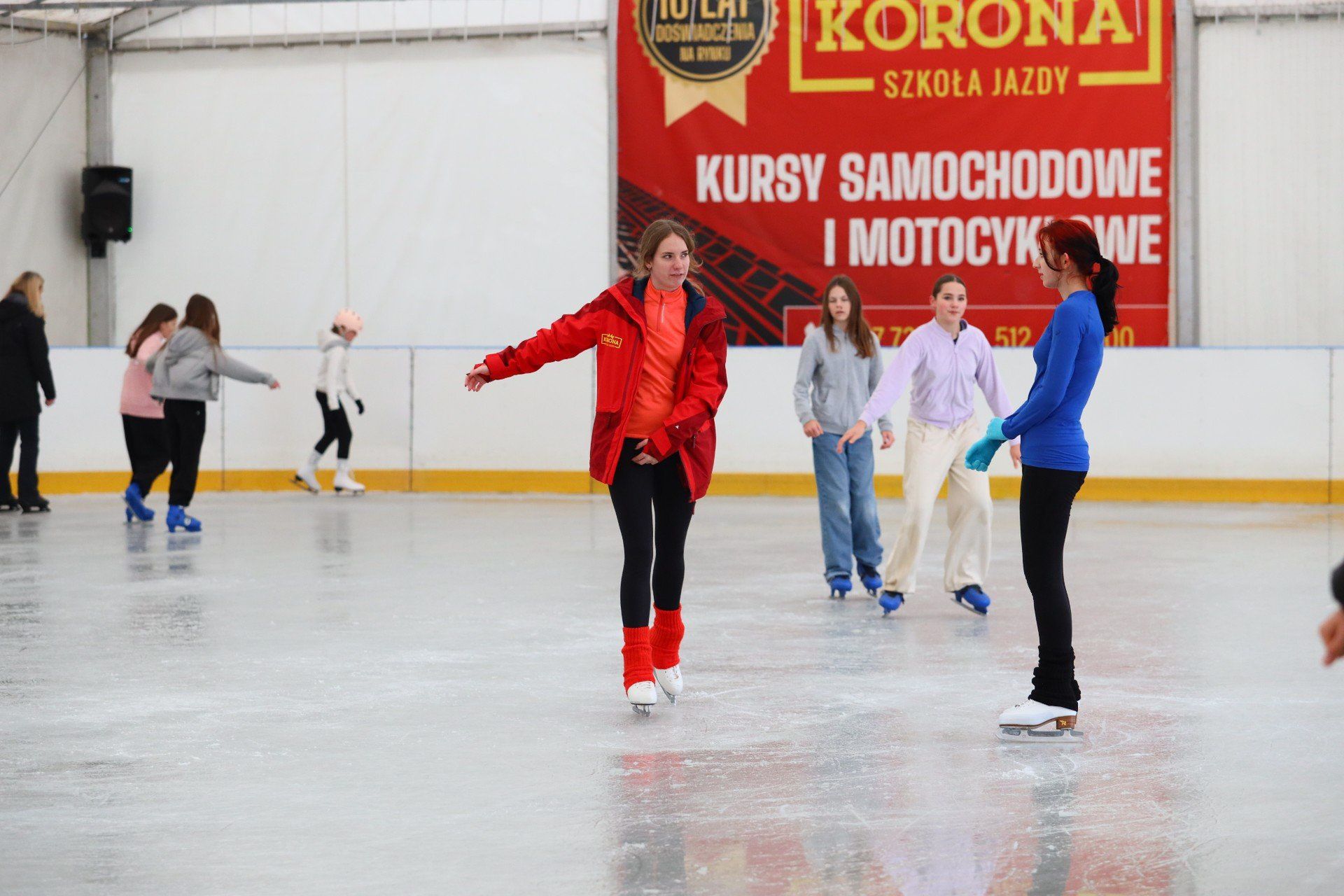Większość jeździła w kółko, podczas gdy inni trenowali najróżniejsze akrobacje na samym środku lodowiska