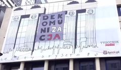 „Tygodnik Solidarność” powiesił na swojej siedzibie plakat „Dekomunizacja”, odpowiada na banner „Konstytucja” na Sądzie Najwyższym