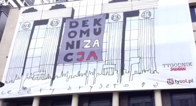 „Tygodnik Solidarność” powiesił na swojej siedzibie plakat „Dekomunizacja”, odpowiada na banner „Konstytucja” na Sądzie Najwyższym