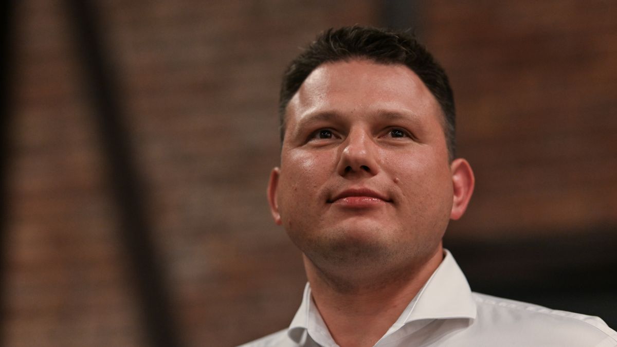 KRAKOW, POLAND  AUGUST 21:
Polish populist conservative politician Sawomir Mentzen, one of the leaders of the Confederation Liberty and Independence coalition, launched his nationwide 'Beer with Mentzen' tour in Kraków's Kazimierz district with Deputy Prime Minister, Minister of Defence and president of the Polish People's Party (PSL) Wladyslaw Kosiniak-Kamysz as his first guest, on August 21, 2025, in Kazimierz-Krakow, Lesser Poland Voivodeship, Poland. (Photo by Artur Widak/NurPhoto via Getty Images)