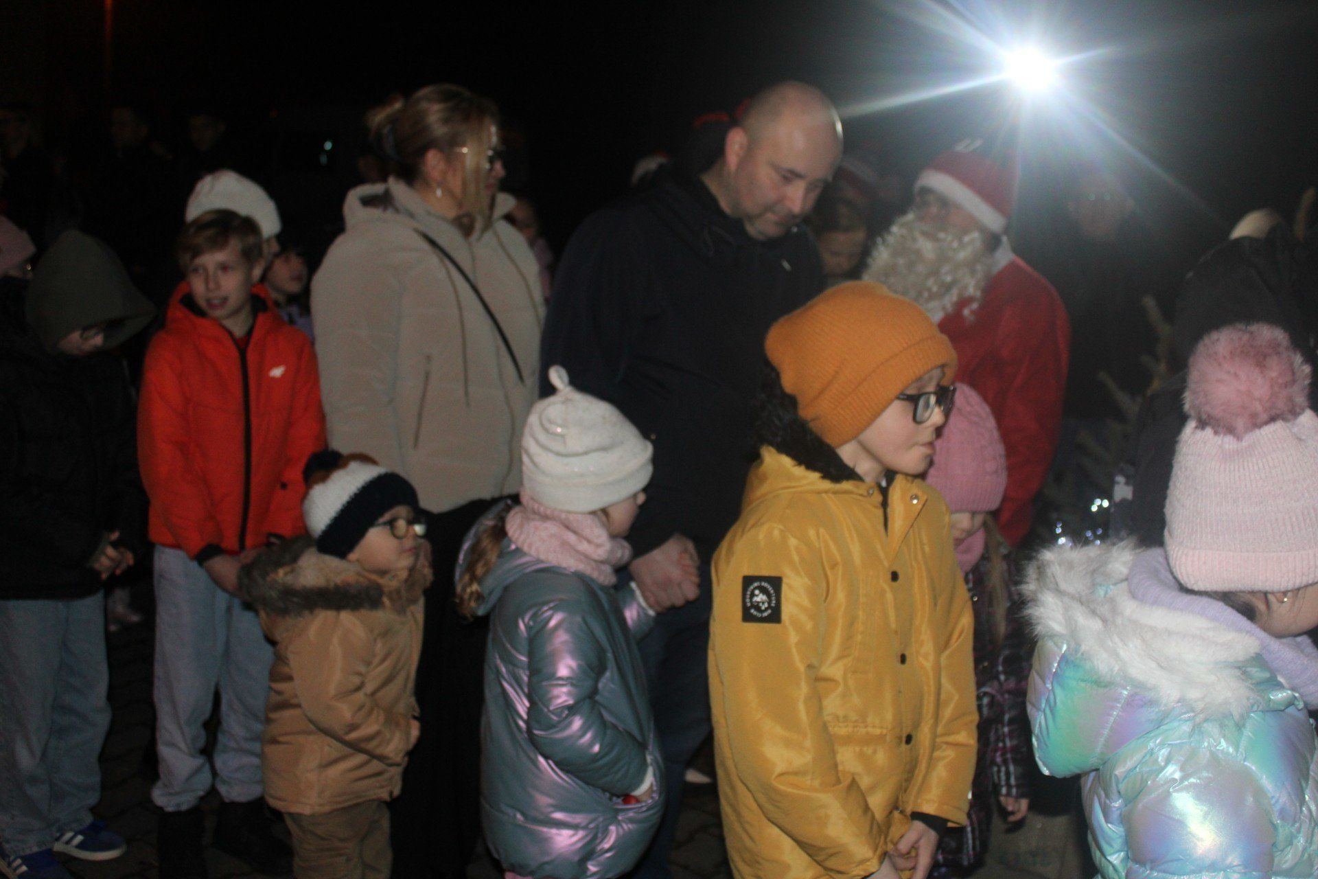 Mikołajki w Zdziechowie. Dzieci spotkały się ze Świętym Mikołajem po mszy świętej