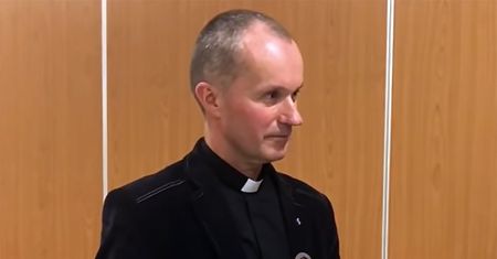 Ksiądz nie wytrzymał. "Mamy się nie wypowiadać, bo żyjemy w celibacie"