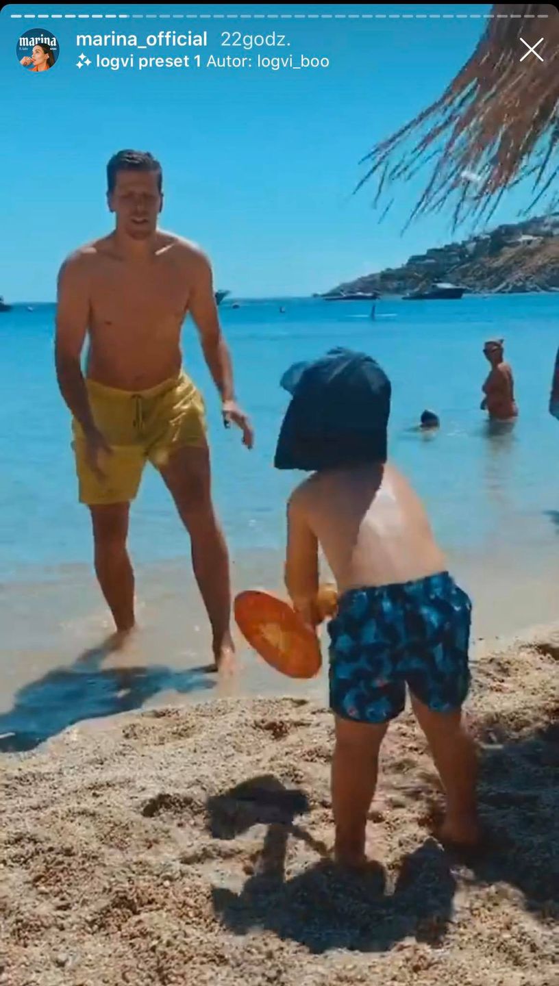 Liam Szczęsny gra w tenisa