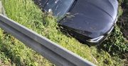 Kielce: Policjanci jechali z konwojem, gdy zobaczyli BMW w rowie