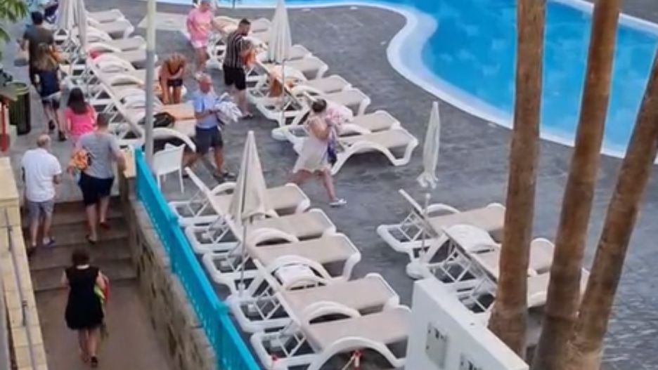 Zajmowanie leżaków rano to popularna praktyka turystów w hotelach