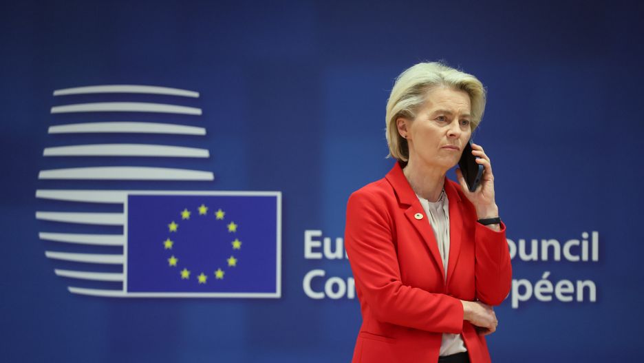 Bruksela, Belgia, 17.04.2024. Przewodnicząca Komisji Europejskiej Ursula von der Leyen przed pierwszą sesją nieformalnego szczytu UE, 17 bm. w Brukseli. Przywódcy unijni będą starali się wypracować wspólne stanowisko ws. ataku Iranu na Izrael. Zostaną też poruszone sprawy gospodarcze i kwestia konkurencyjności gospodarek UE na rynkach światowych. (mr) PAP/Leszek Szymański