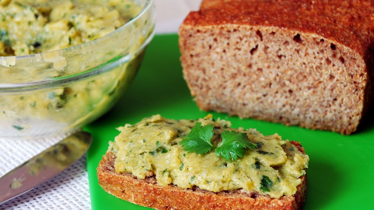 Zielona pasta świetnie sprawdzi się na szkolną kanapkę
