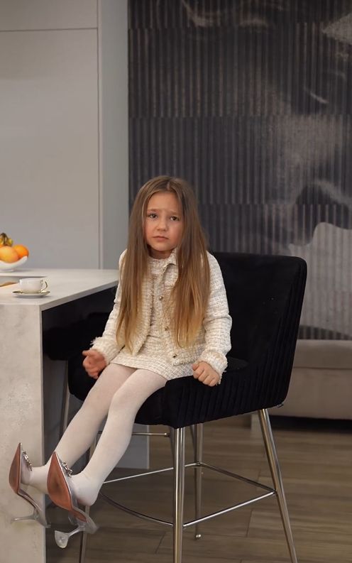 Córka Bomby parodiuje matkę z torebką od projektanta