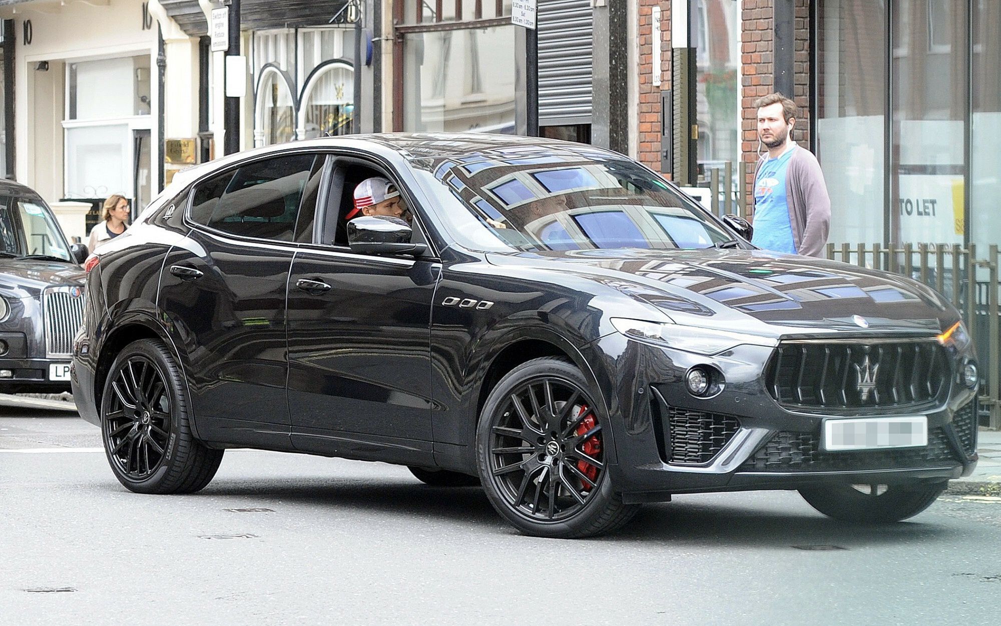 Romeo Beckham mknie przez Londyn w Maserati za pół miliona