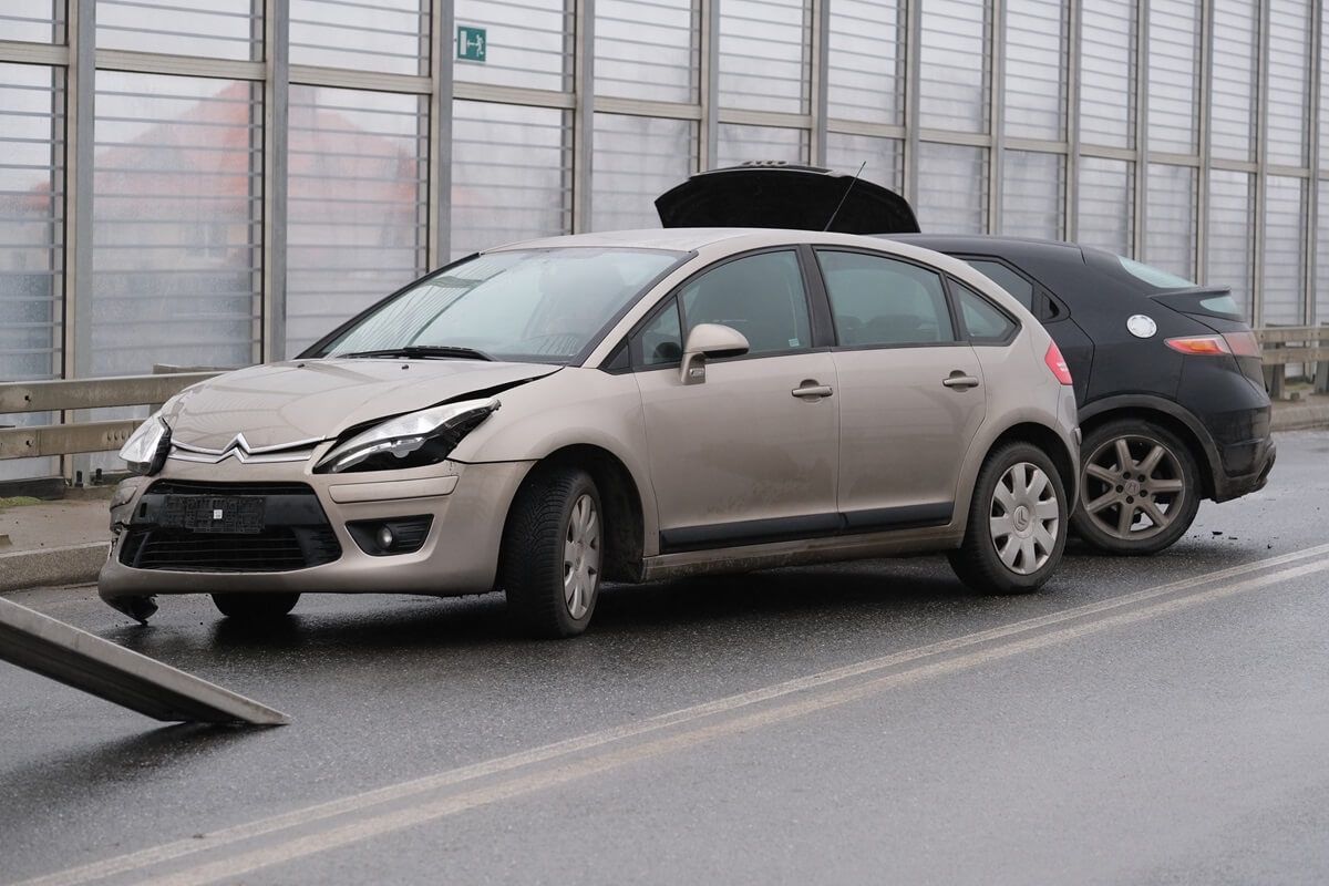 Zderzenie kilku pojazdów na wiadukcie nad S19 w Snopkowie