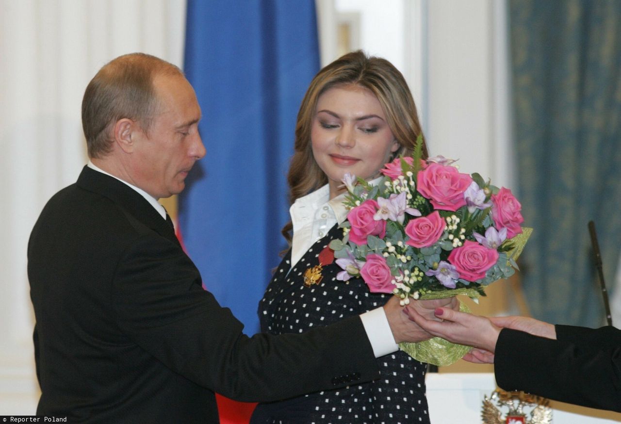 Władimir Putin wręcza nagrodę państwową Alinie Kabajewej, mistrzyni świata w gimnastyce artystycznej w 2005 roku 