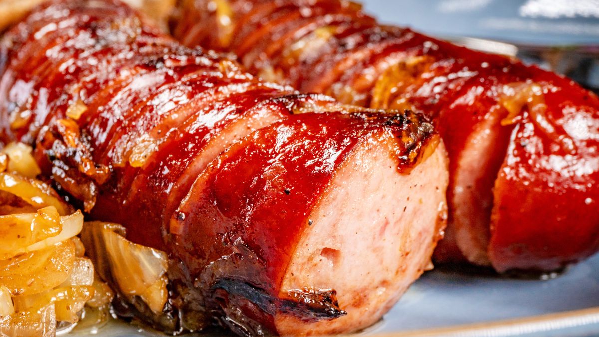 Soczysta kiełbasa z chrupiącą skórką