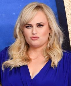 Płaski brzuch i zgrabne nogi. Rebel Wilson wskoczyła w odważny strój kąpielowy