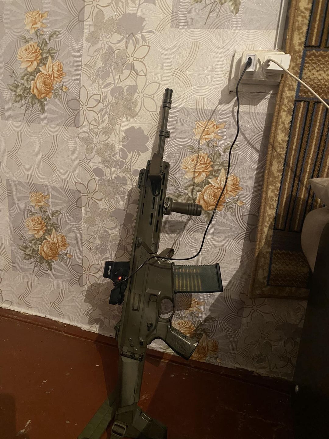 Izraelski ochotnik z karabinkiem Grot C16 FB-A1 z zamontowanym celownikiem kolimatorowym SIGETA AntiRU-02 podczas ładowania baterii.