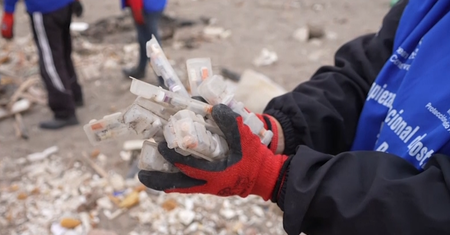 Zaskakujące odkrycie w Peru. Tysiące niemieckich szczepionek na plaży