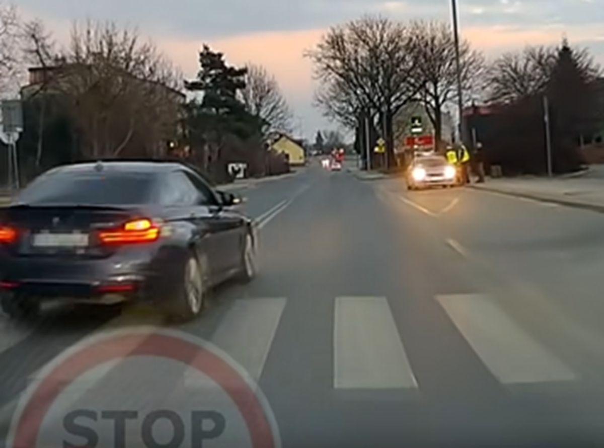 Kierowca wyprzedził pojazd na pasach. Szybko został zatrzymany  
