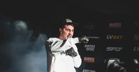 "Taki rodzi się jeden na miliard". Gwiazda FAME MMA mówi, że melanżuje i pali