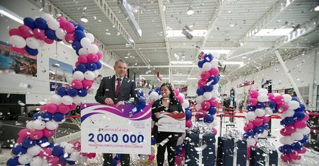 Lotnisko w Świdniku obsłużyło 2-milionowego pasażera. Jest nim pani Weronika